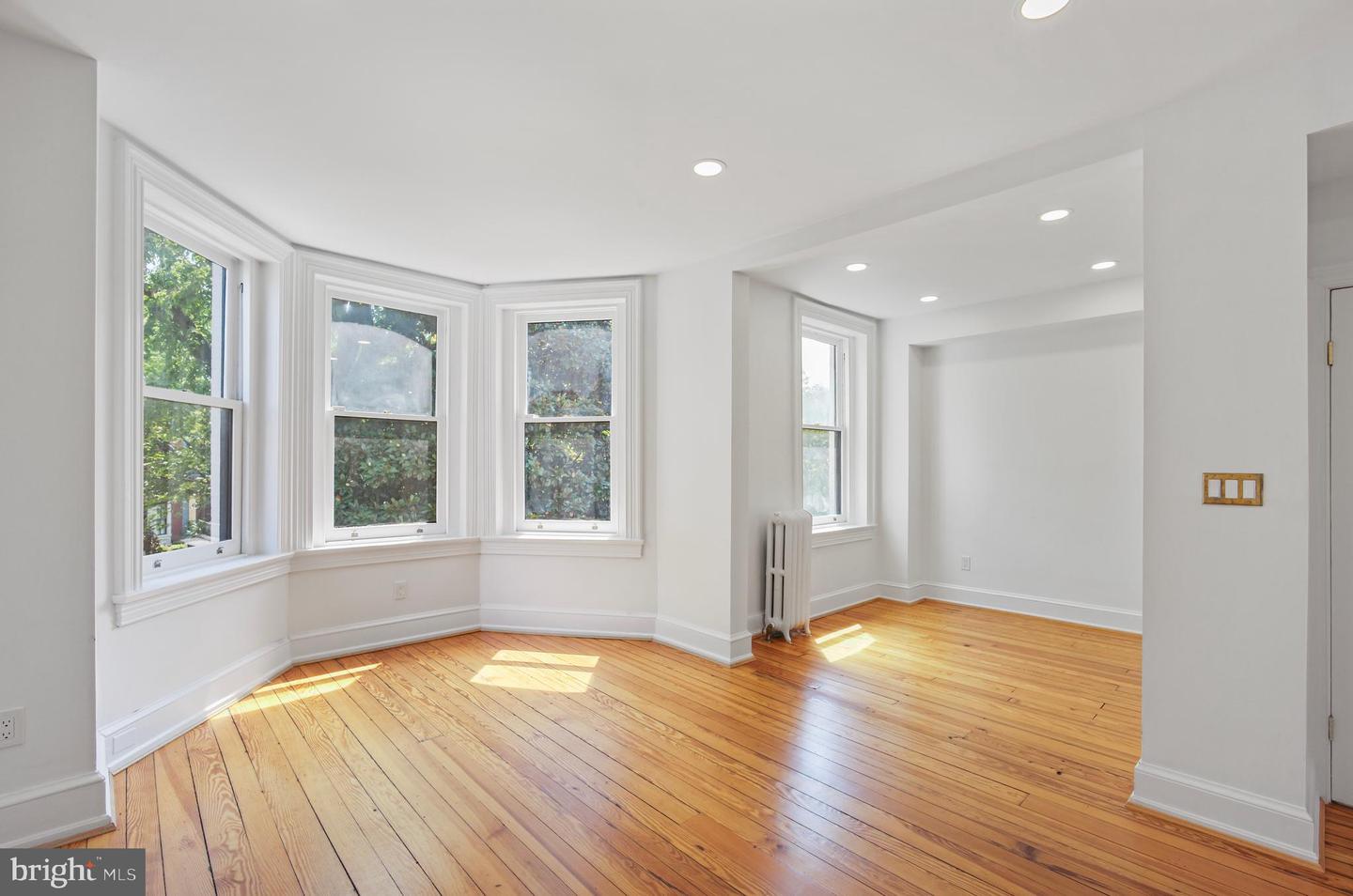 322 E CAPITOL ST NE, WASHINGTON, District Of Columbia 20003, 4 Bedrooms Bedrooms, ,3 BathroomsBathrooms,Residential,For sale,322 E CAPITOL ST NE,DCDC2210592 MLS # DCDC2210592