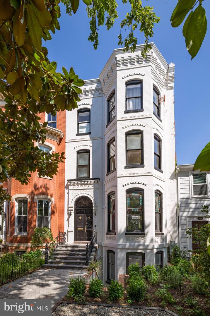 322 E CAPITOL ST NE, WASHINGTON, District Of Columbia 20003, 4 Bedrooms Bedrooms, ,3 BathroomsBathrooms,Residential,For sale,322 E CAPITOL ST NE,DCDC2210592 MLS # DCDC2210592