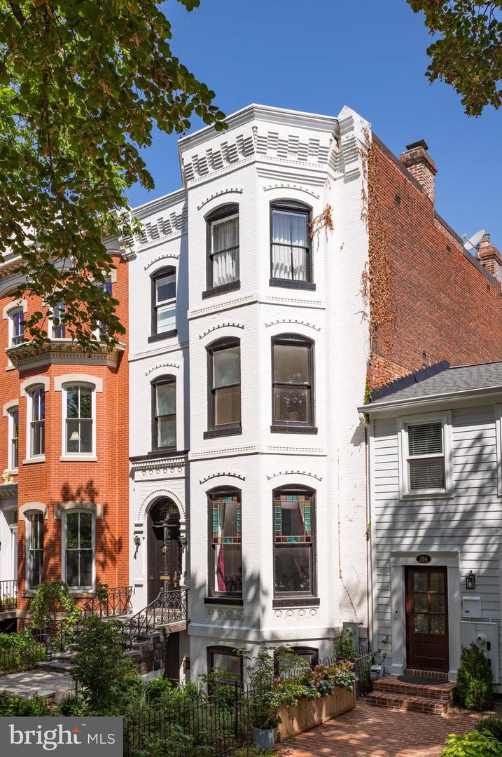 322 E CAPITOL ST NE, WASHINGTON, District Of Columbia 20003, 4 Bedrooms Bedrooms, ,3 BathroomsBathrooms,Residential,For sale,322 E CAPITOL ST NE,DCDC2210592 MLS # DCDC2210592