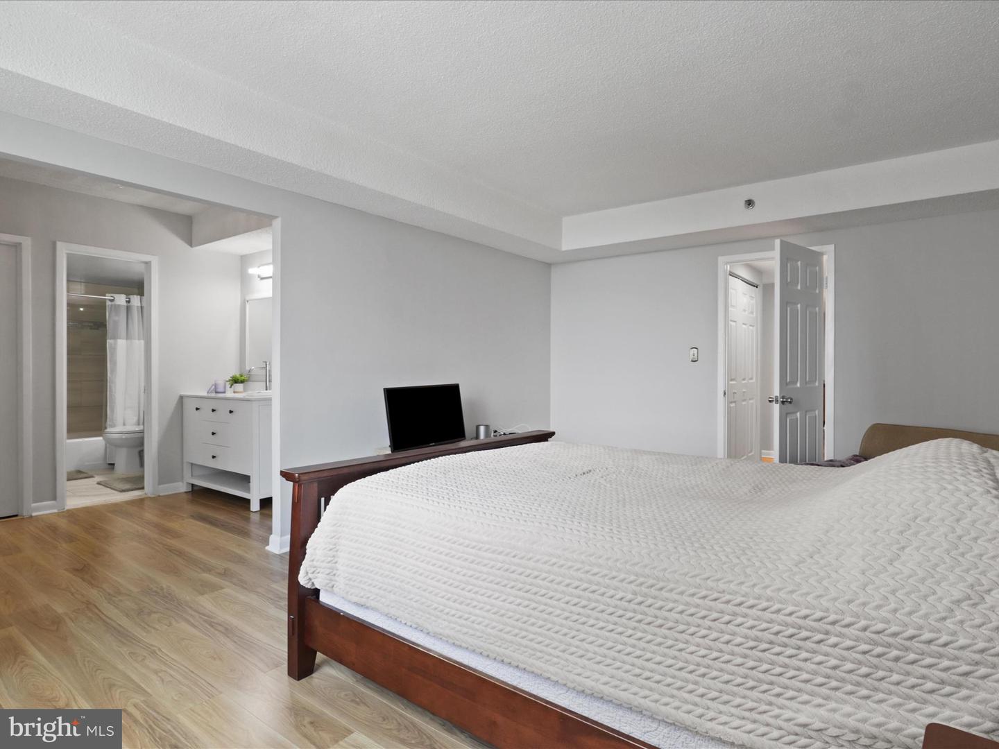 3709 S GEORGE MASON DR #1106 E, FALLS CHURCH, Virginia 22041, 3 Bedrooms Bedrooms, ,2 BathroomsBathrooms,Residential,For sale,3709 S GEORGE MASON DR #1106 E,VAFX2233192 MLS # VAFX2233192