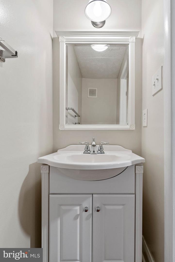 11722 MOSSY CREEK LN, RESTON, Virginia 20191, 3 Bedrooms Bedrooms, ,2 BathroomsBathrooms,Residential,For sale,11722 MOSSY CREEK LN,VAFX2253216 MLS # VAFX2253216