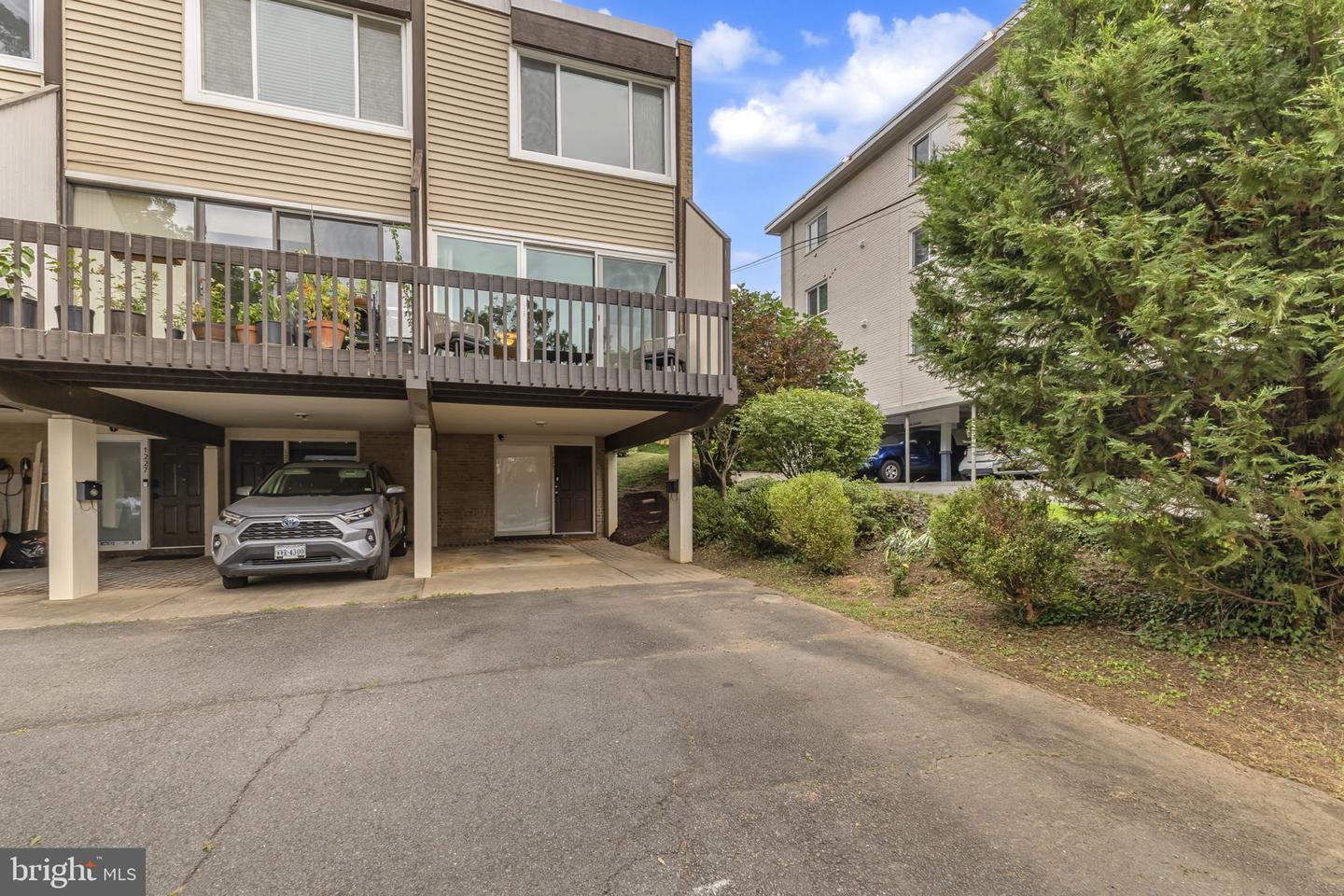 1223 N QUINN ST, ARLINGTON, Virginia 22209, 2 Bedrooms Bedrooms, ,2 BathroomsBathrooms,Residential,For sale,1223 N QUINN ST,VAAR2060346 MLS # VAAR2060346