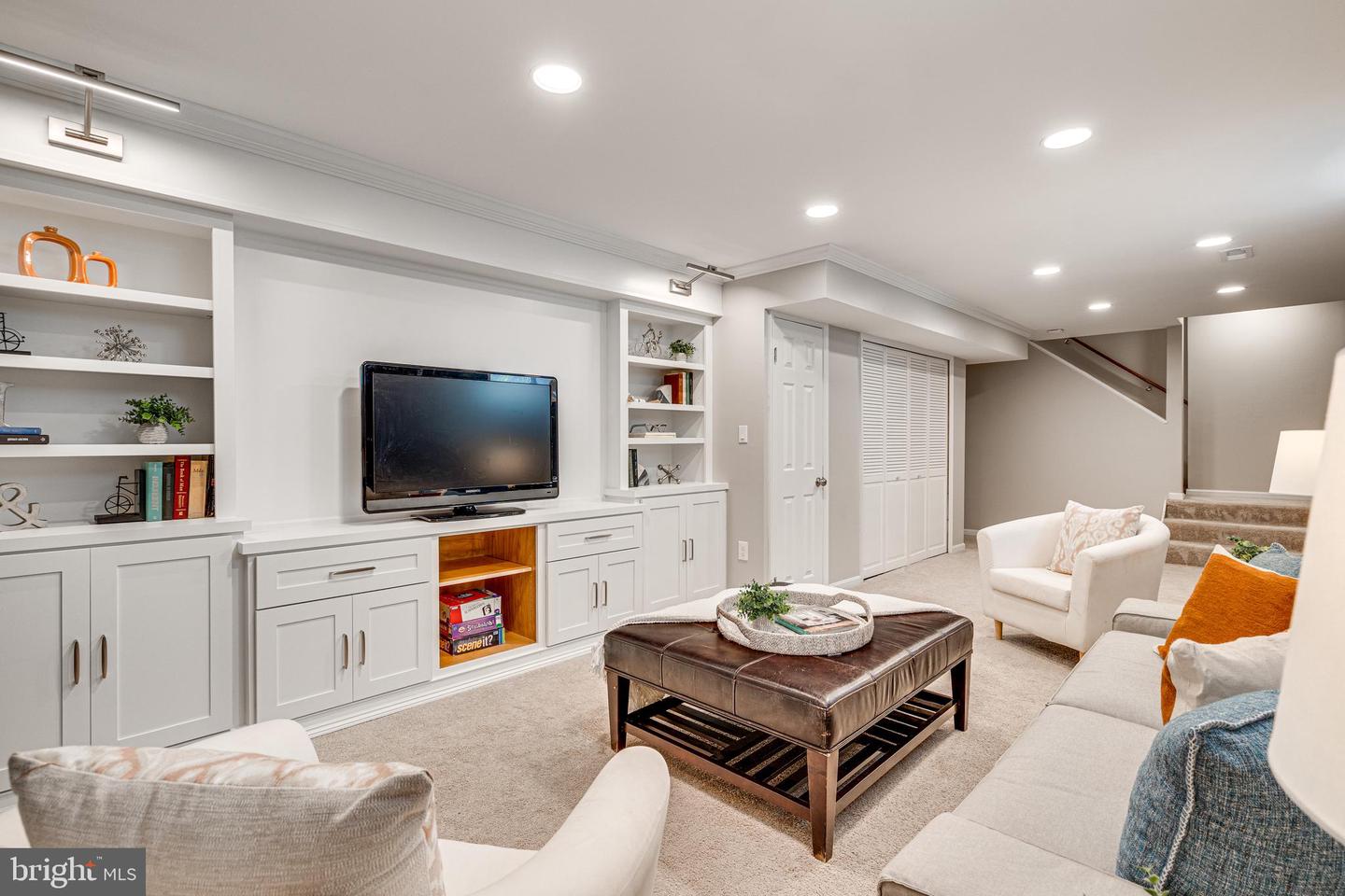 5718 WOODEN HAWK LN, BURKE, Virginia 22015, 5 Bedrooms Bedrooms, ,3 BathroomsBathrooms,Residential,For sale,5718 WOODEN HAWK LN,VAFX2255328 MLS # VAFX2255328