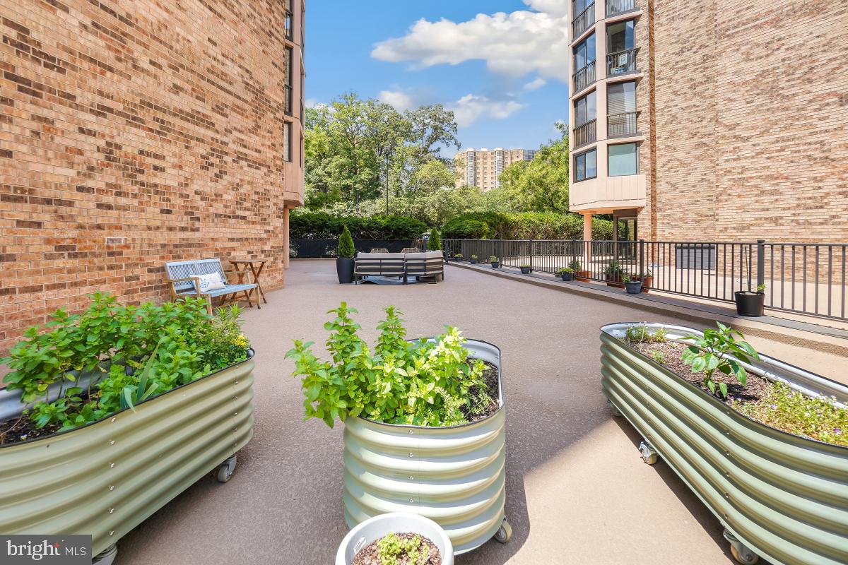 5904 MOUNT EAGLE DR #108B, ALEXANDRIA, Virginia 22303, 3 Bedrooms Bedrooms, 9 Rooms Rooms,2 BathroomsBathrooms,Residential,For sale,5904 MOUNT EAGLE DR #108B,VAFX2255330 MLS # VAFX2255330