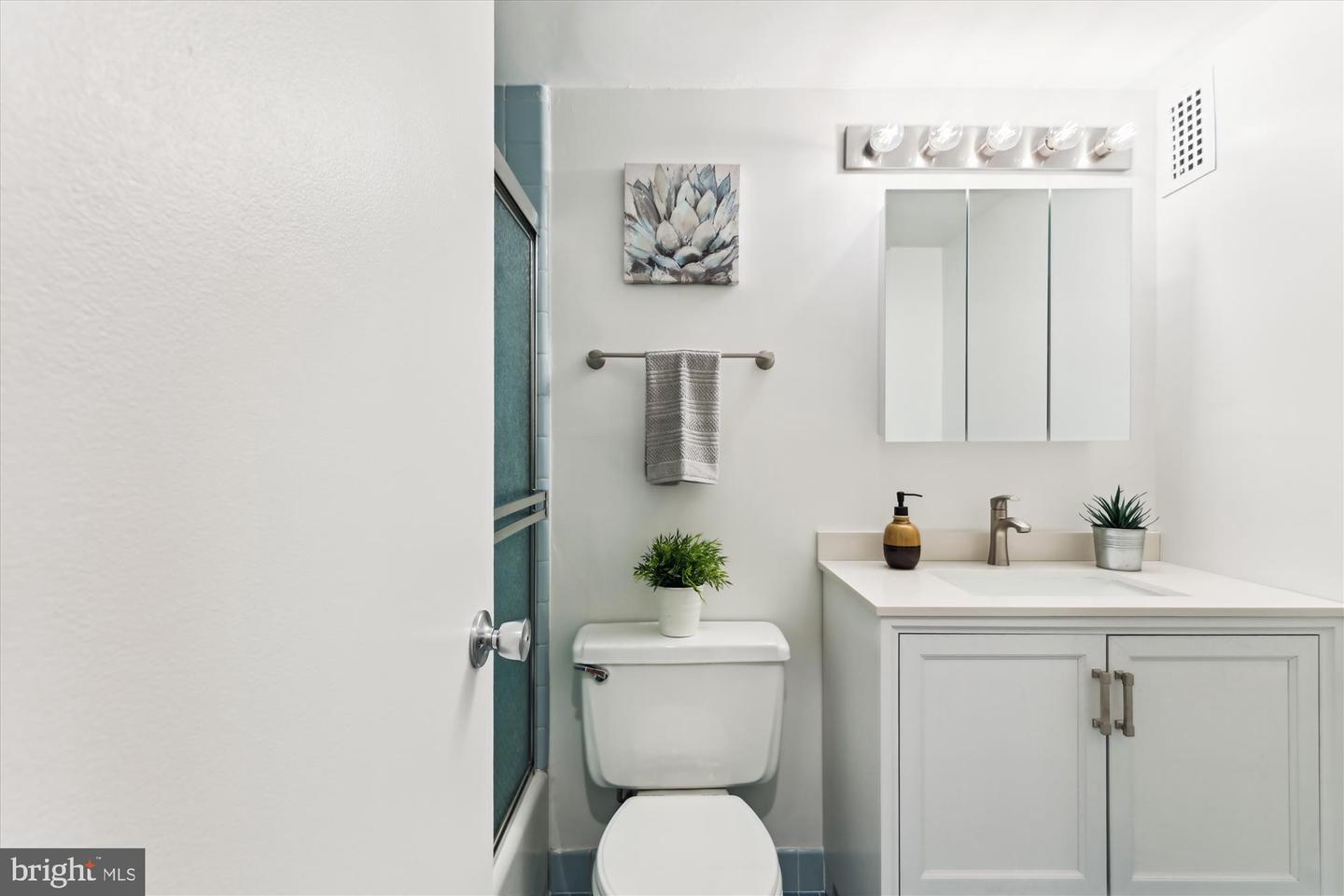 3001 VEAZEY TER NW #410, WASHINGTON, District Of Columbia 20008, 2 Bedrooms Bedrooms, ,2 BathroomsBathrooms,Residential,For sale,3001 VEAZEY TER NW #410,DCDC2209828 MLS # DCDC2209828