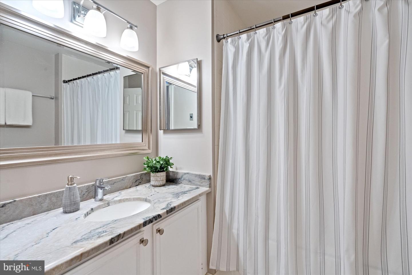 1200 BRADDOCK PL #111, ALEXANDRIA, Virginia 22314, 3 Bedrooms Bedrooms, ,2 BathroomsBathrooms,Residential,For sale,1200 BRADDOCK PL #111,VAAX2047496 MLS # VAAX2047496