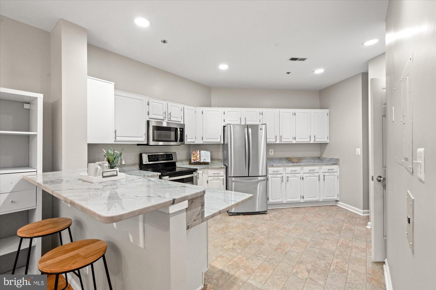 1200 BRADDOCK PL #111, ALEXANDRIA, Virginia 22314, 3 Bedrooms Bedrooms, ,2 BathroomsBathrooms,Residential,For sale,1200 BRADDOCK PL #111,VAAX2047496 MLS # VAAX2047496