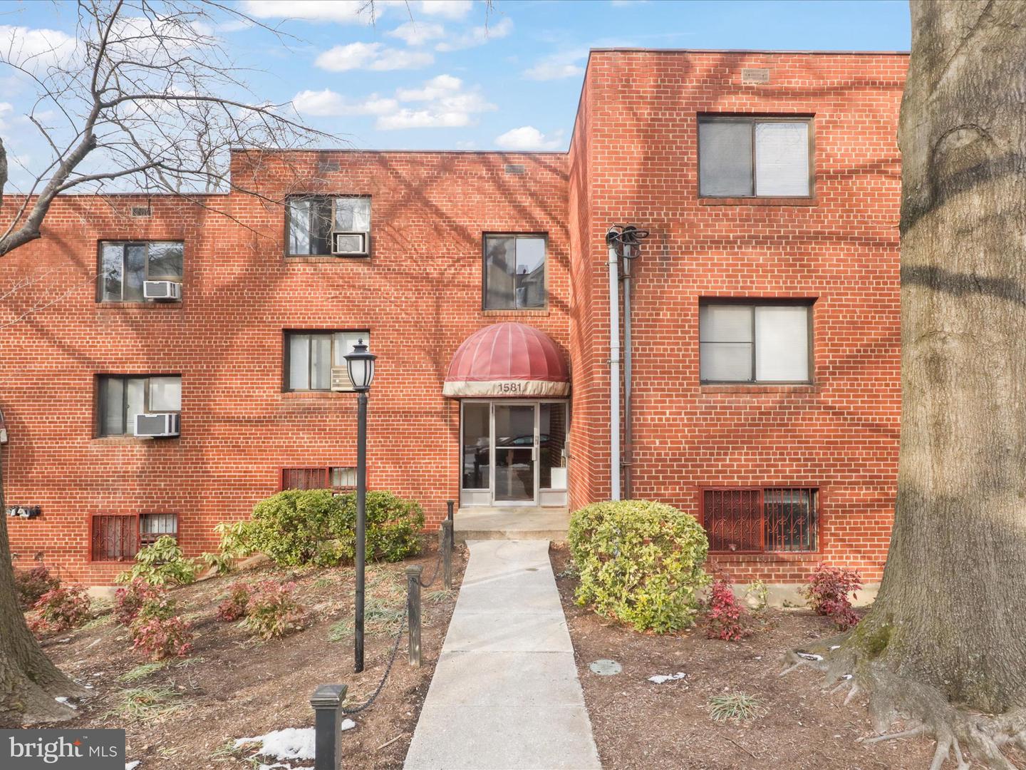 1581 N COLONIAL TER #201-X, ARLINGTON, Virginia 22209, 2 Bedrooms Bedrooms, ,1 BathroomBathrooms,Residential,For sale,1581 N COLONIAL TER #201-X,VAAR2060832 MLS # VAAR2060832