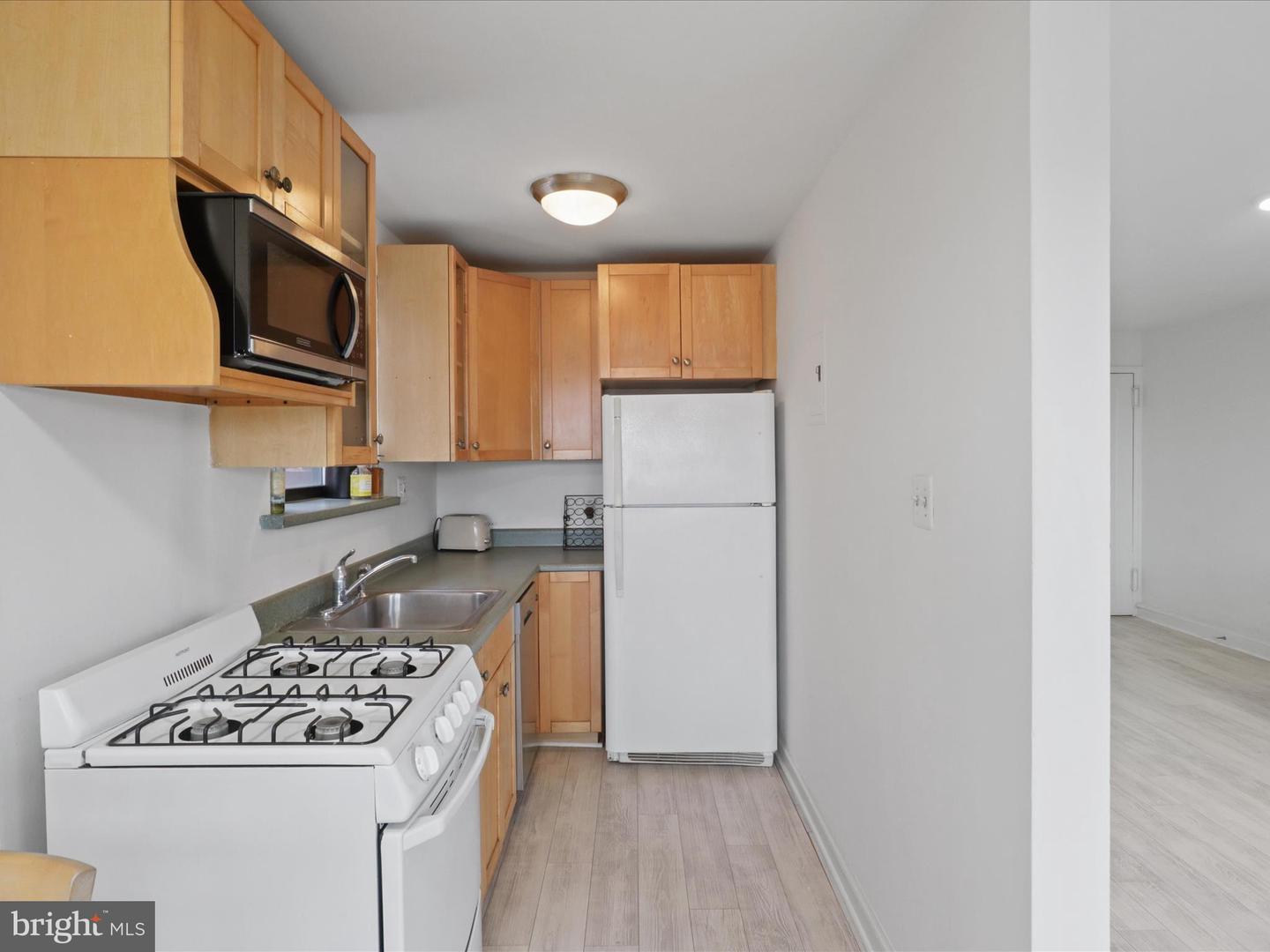 1581 N COLONIAL TER #201-X, ARLINGTON, Virginia 22209, 2 Bedrooms Bedrooms, ,1 BathroomBathrooms,Residential,For sale,1581 N COLONIAL TER #201-X,VAAR2060832 MLS # VAAR2060832