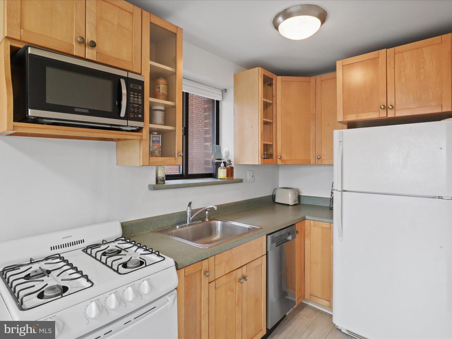 1581 N COLONIAL TER #201-X, ARLINGTON, Virginia 22209, 2 Bedrooms Bedrooms, ,1 BathroomBathrooms,Residential,For sale,1581 N COLONIAL TER #201-X,VAAR2060832 MLS # VAAR2060832