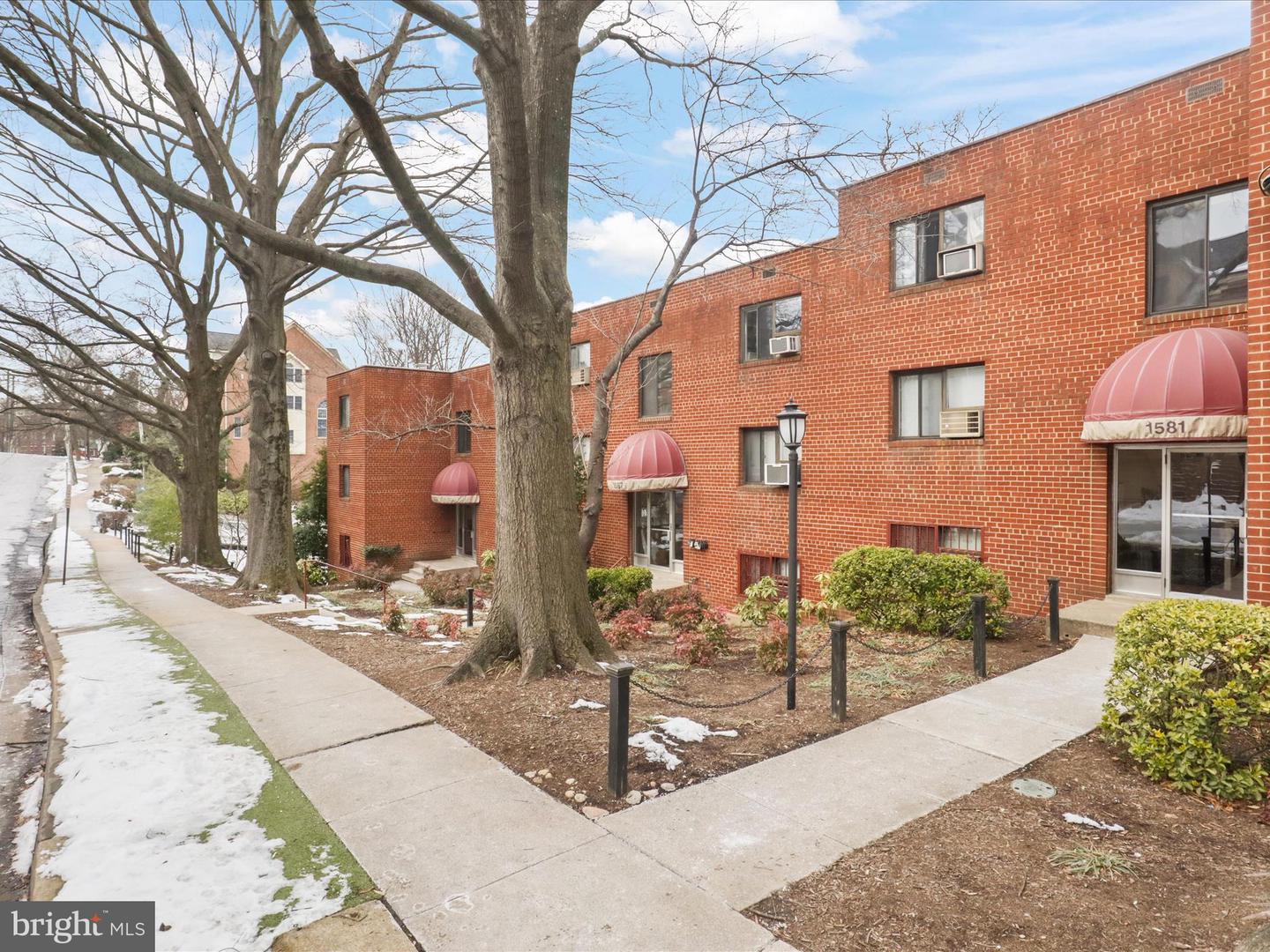 1581 N COLONIAL TER #201-X, ARLINGTON, Virginia 22209, 2 Bedrooms Bedrooms, ,1 BathroomBathrooms,Residential,For sale,1581 N COLONIAL TER #201-X,VAAR2060832 MLS # VAAR2060832