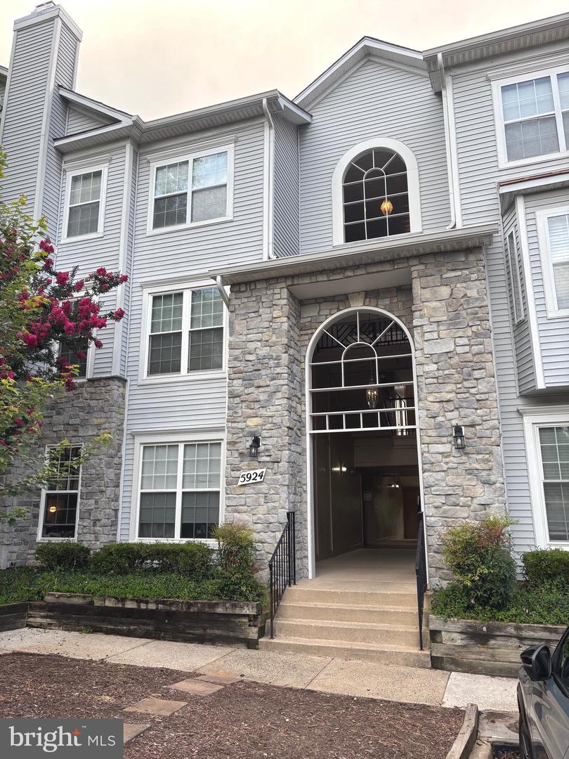 5924 FOUNDERS HILL DR #302, ALEXANDRIA, Virginia 22310, 3 Bedrooms Bedrooms, ,3 BathroomsBathrooms,Residential,For sale,5924 FOUNDERS HILL DR #302,VAFX2255558 MLS # VAFX2255558