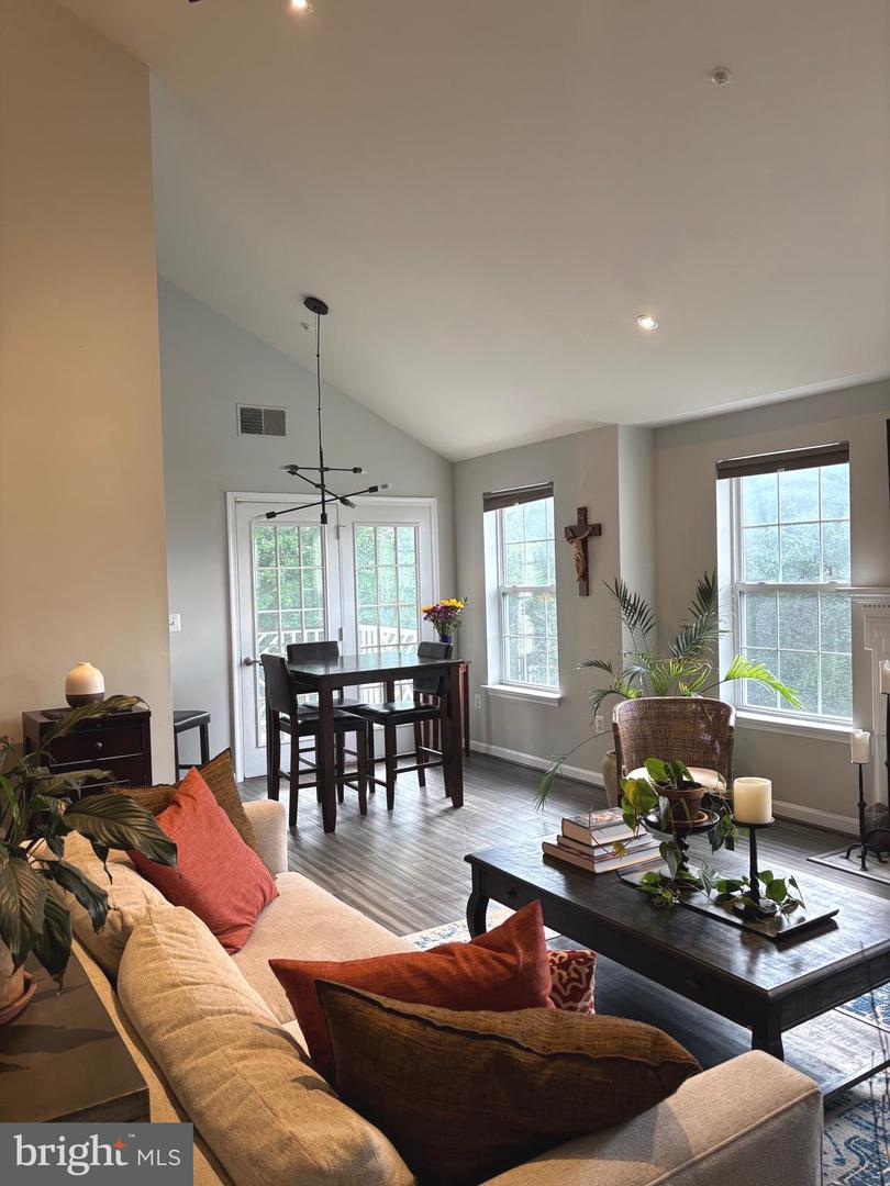 5924 FOUNDERS HILL DR #302, ALEXANDRIA, Virginia 22310, 3 Bedrooms Bedrooms, ,3 BathroomsBathrooms,Residential,For sale,5924 FOUNDERS HILL DR #302,VAFX2255558 MLS # VAFX2255558