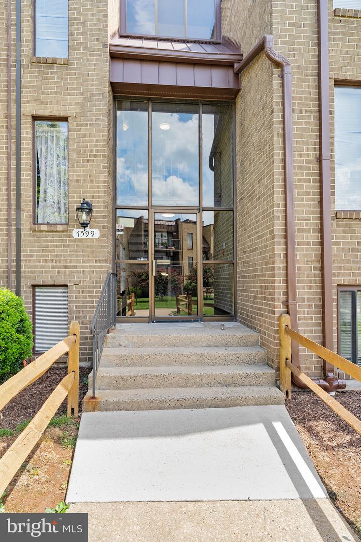 7599 GALES CT #201, MANASSAS, Virginia 20109, 2 Bedrooms Bedrooms, ,1 BathroomBathrooms,Residential,For sale,7599 GALES CT #201,VAPW2099410 MLS # VAPW2099410