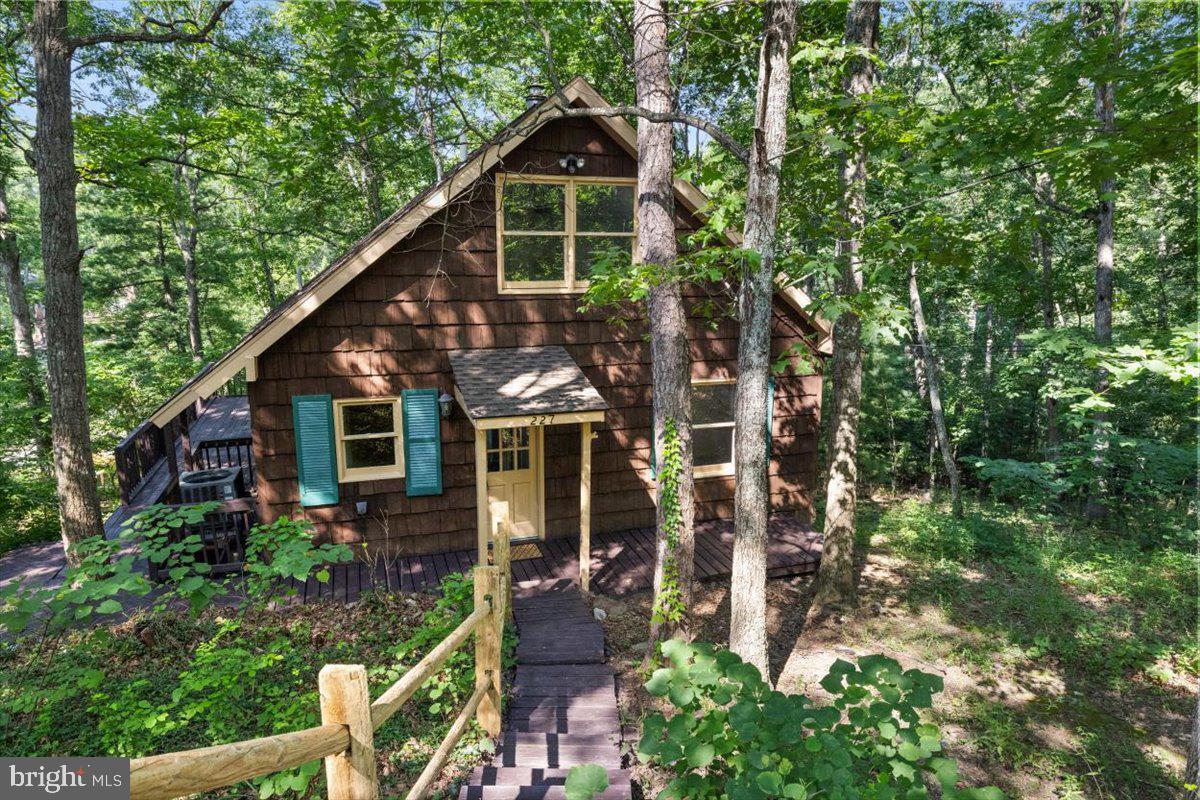 227 LAKEVIEW DR, CROSS JUNCTION, Virginia 22625, 4 Bedrooms Bedrooms, 10 Rooms Rooms,2 BathroomsBathrooms,Residential,For sale,227 LAKEVIEW DR,VAFV2034150 MLS # VAFV2034150
