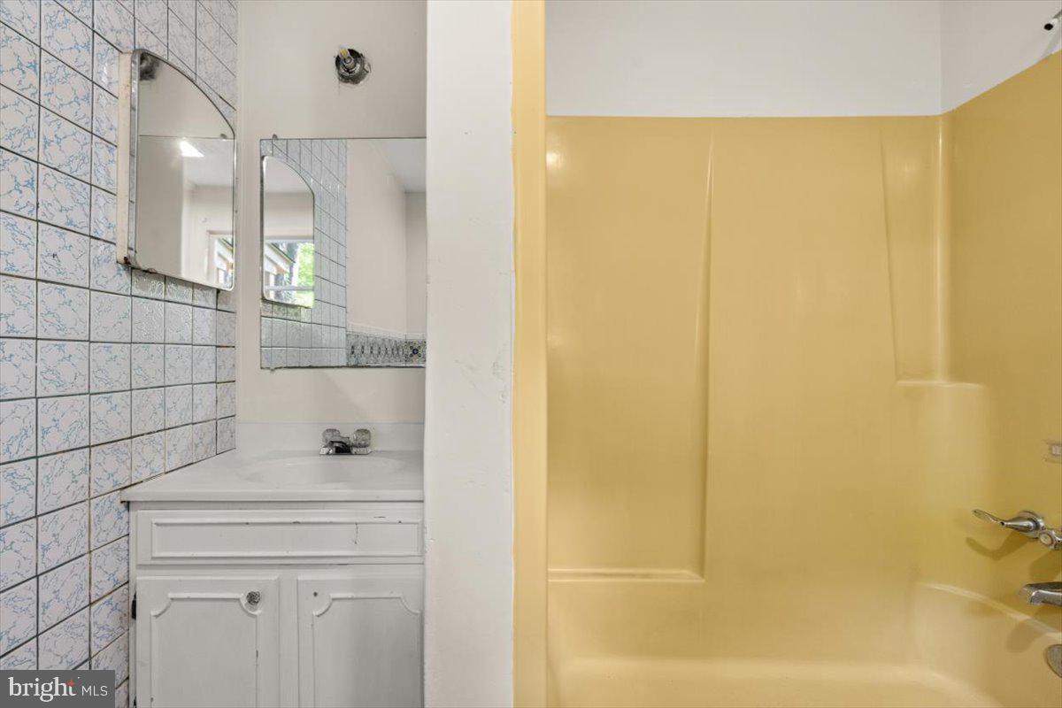 227 LAKEVIEW DR, CROSS JUNCTION, Virginia 22625, 4 Bedrooms Bedrooms, 10 Rooms Rooms,2 BathroomsBathrooms,Residential,For sale,227 LAKEVIEW DR,VAFV2034150 MLS # VAFV2034150