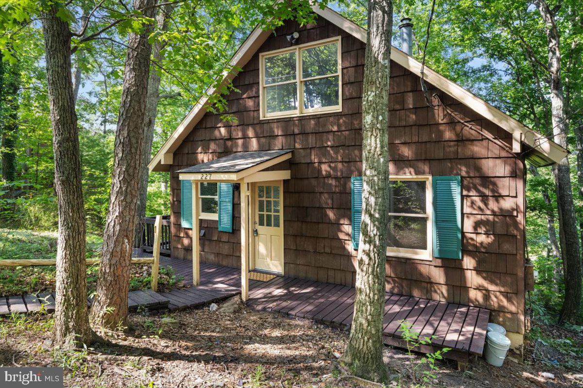 227 LAKEVIEW DR, CROSS JUNCTION, Virginia 22625, 4 Bedrooms Bedrooms, 10 Rooms Rooms,2 BathroomsBathrooms,Residential,For sale,227 LAKEVIEW DR,VAFV2034150 MLS # VAFV2034150