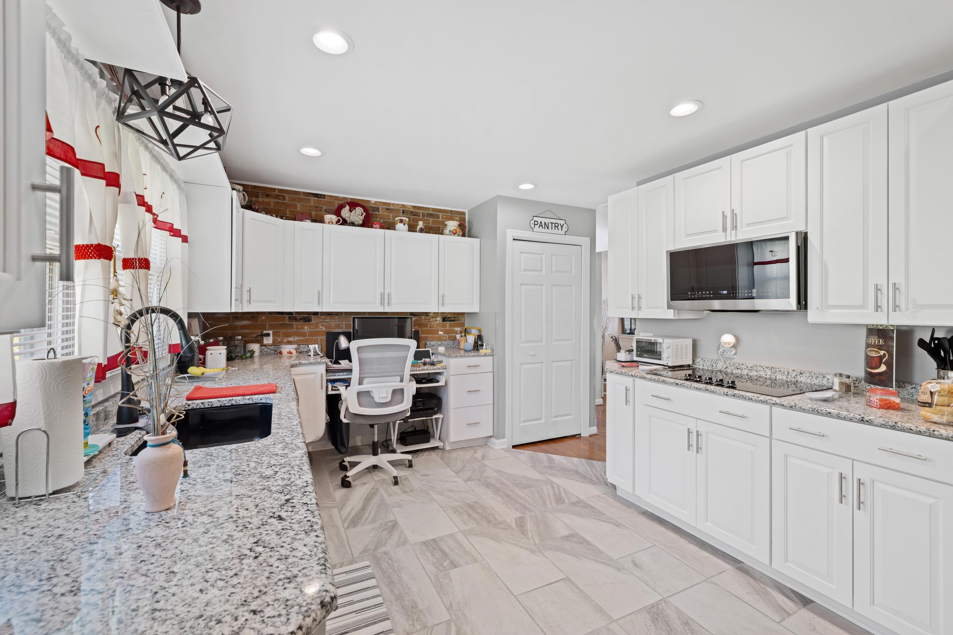 2399 HIGHVIEW CIR, STAUNTON, Virginia 24401, 2 Bedrooms Bedrooms, ,1 BathroomBathrooms,Residential,2399 HIGHVIEW CIR,666846 MLS # 666846