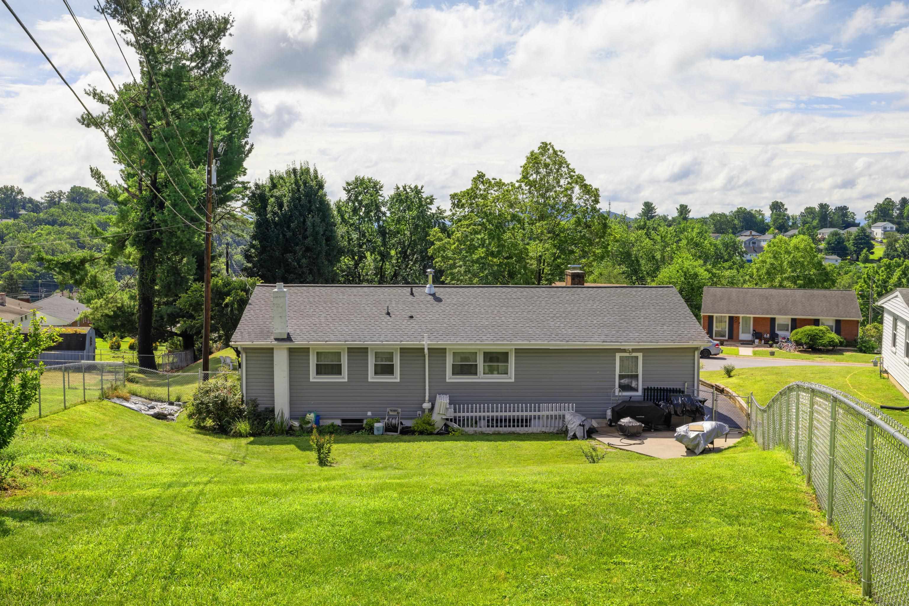 2399 HIGHVIEW CIR, STAUNTON, Virginia 24401, 2 Bedrooms Bedrooms, ,1 BathroomBathrooms,Residential,2399 HIGHVIEW CIR,666846 MLS # 666846