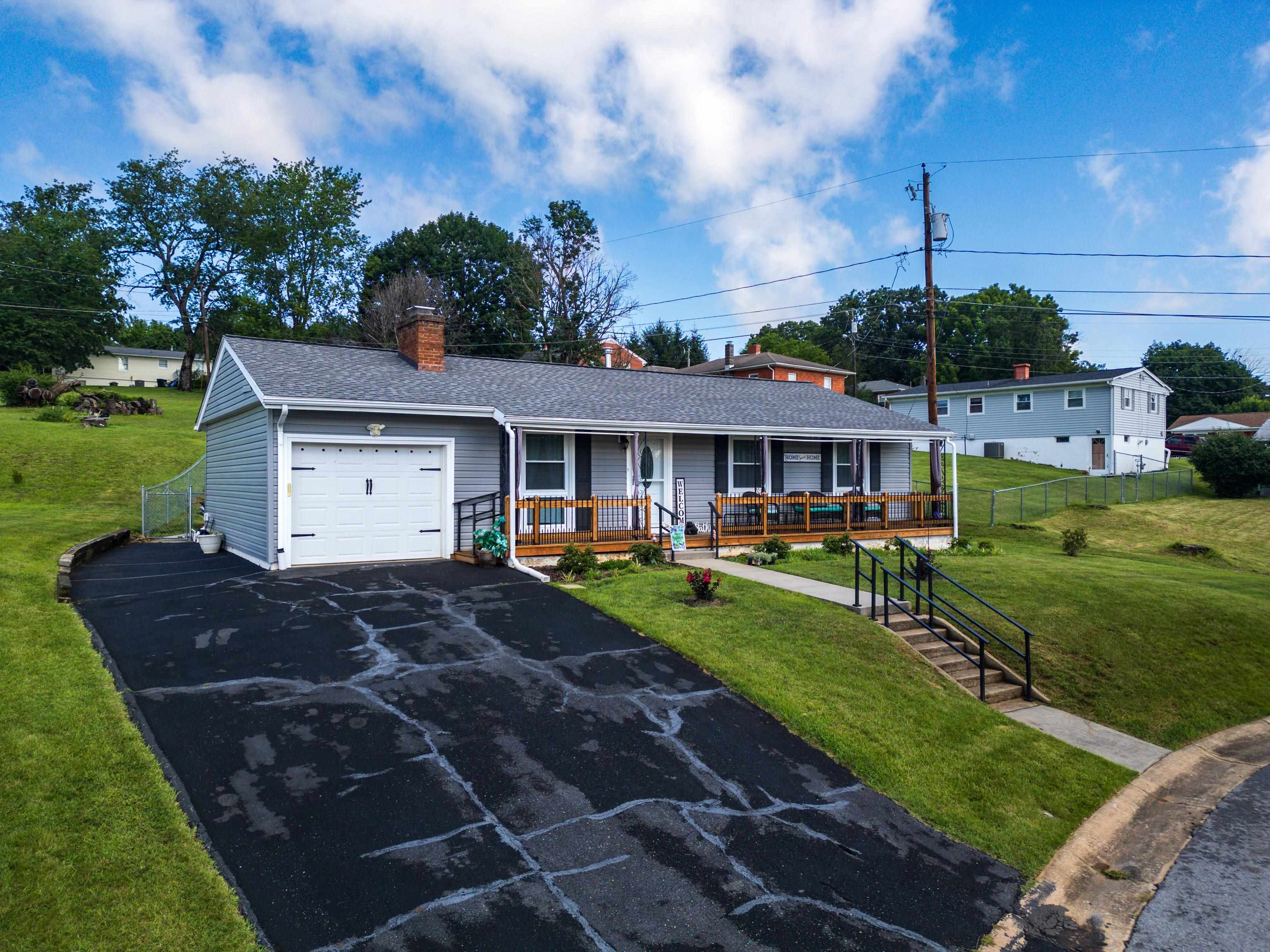 2399 HIGHVIEW CIR, STAUNTON, Virginia 24401, 2 Bedrooms Bedrooms, ,1 BathroomBathrooms,Residential,2399 HIGHVIEW CIR,666846 MLS # 666846