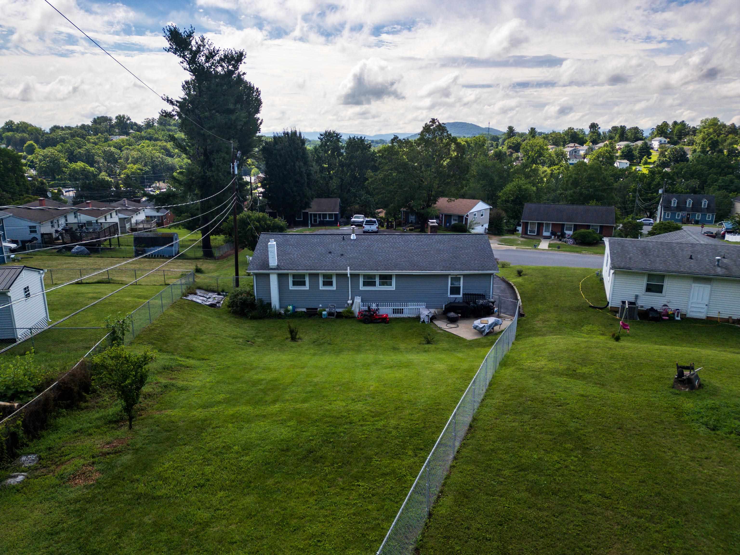 2399 HIGHVIEW CIR, STAUNTON, Virginia 24401, 2 Bedrooms Bedrooms, ,1 BathroomBathrooms,Residential,2399 HIGHVIEW CIR,666846 MLS # 666846