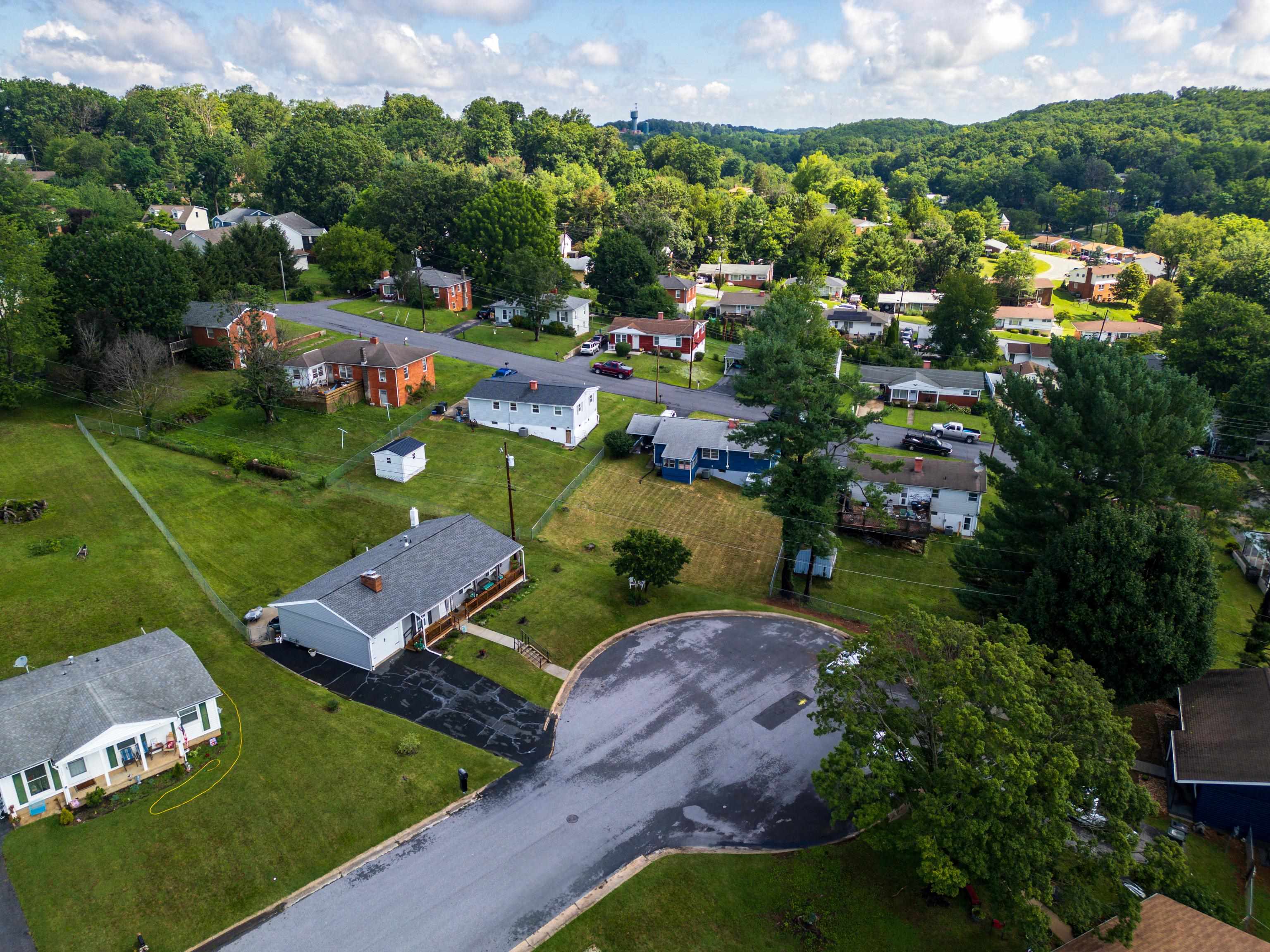 2399 HIGHVIEW CIR, STAUNTON, Virginia 24401, 2 Bedrooms Bedrooms, ,1 BathroomBathrooms,Residential,2399 HIGHVIEW CIR,666846 MLS # 666846