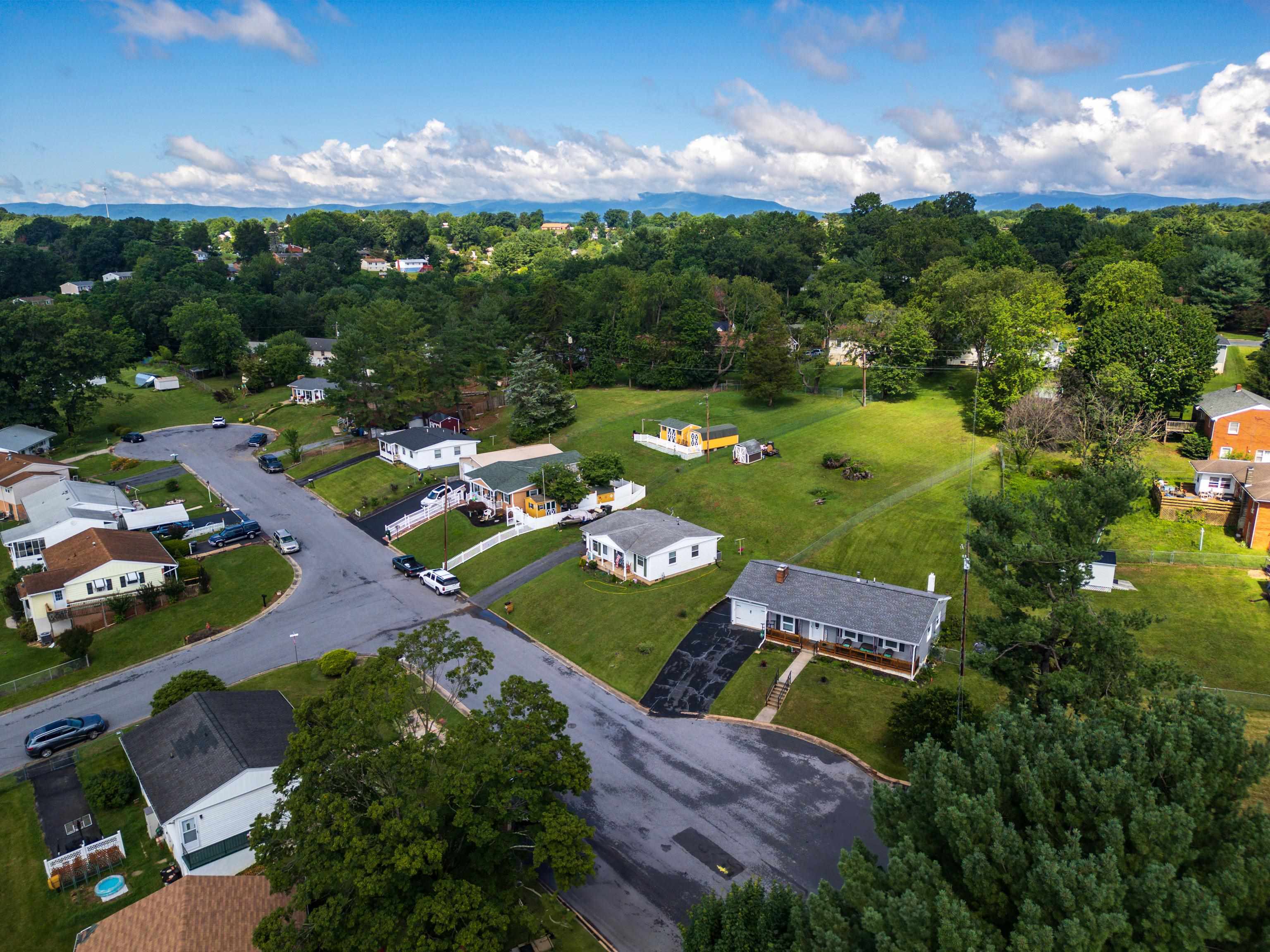 2399 HIGHVIEW CIR, STAUNTON, Virginia 24401, 2 Bedrooms Bedrooms, ,1 BathroomBathrooms,Residential,2399 HIGHVIEW CIR,666846 MLS # 666846