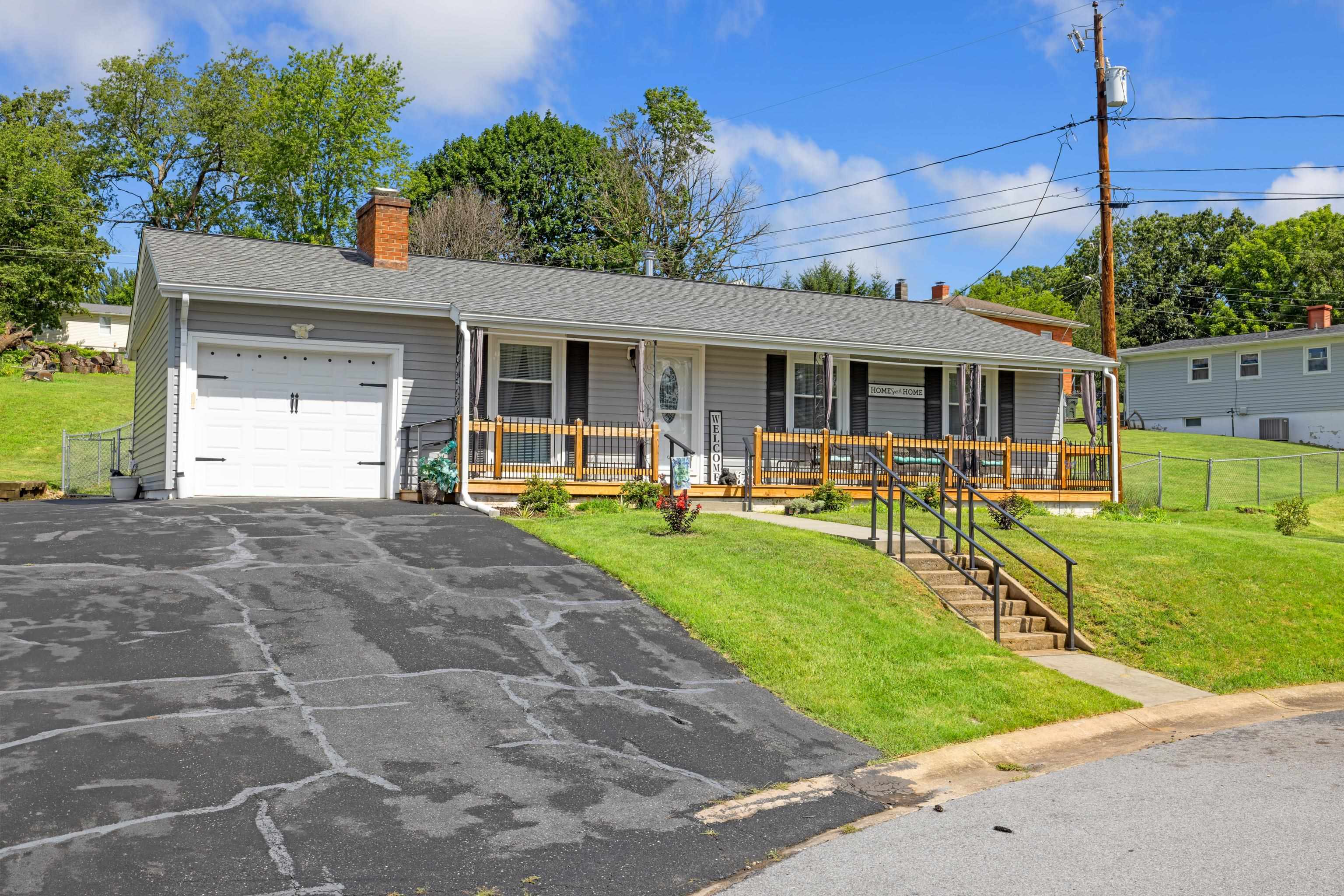 2399 HIGHVIEW CIR, STAUNTON, Virginia 24401, 2 Bedrooms Bedrooms, ,1 BathroomBathrooms,Residential,2399 HIGHVIEW CIR,666846 MLS # 666846