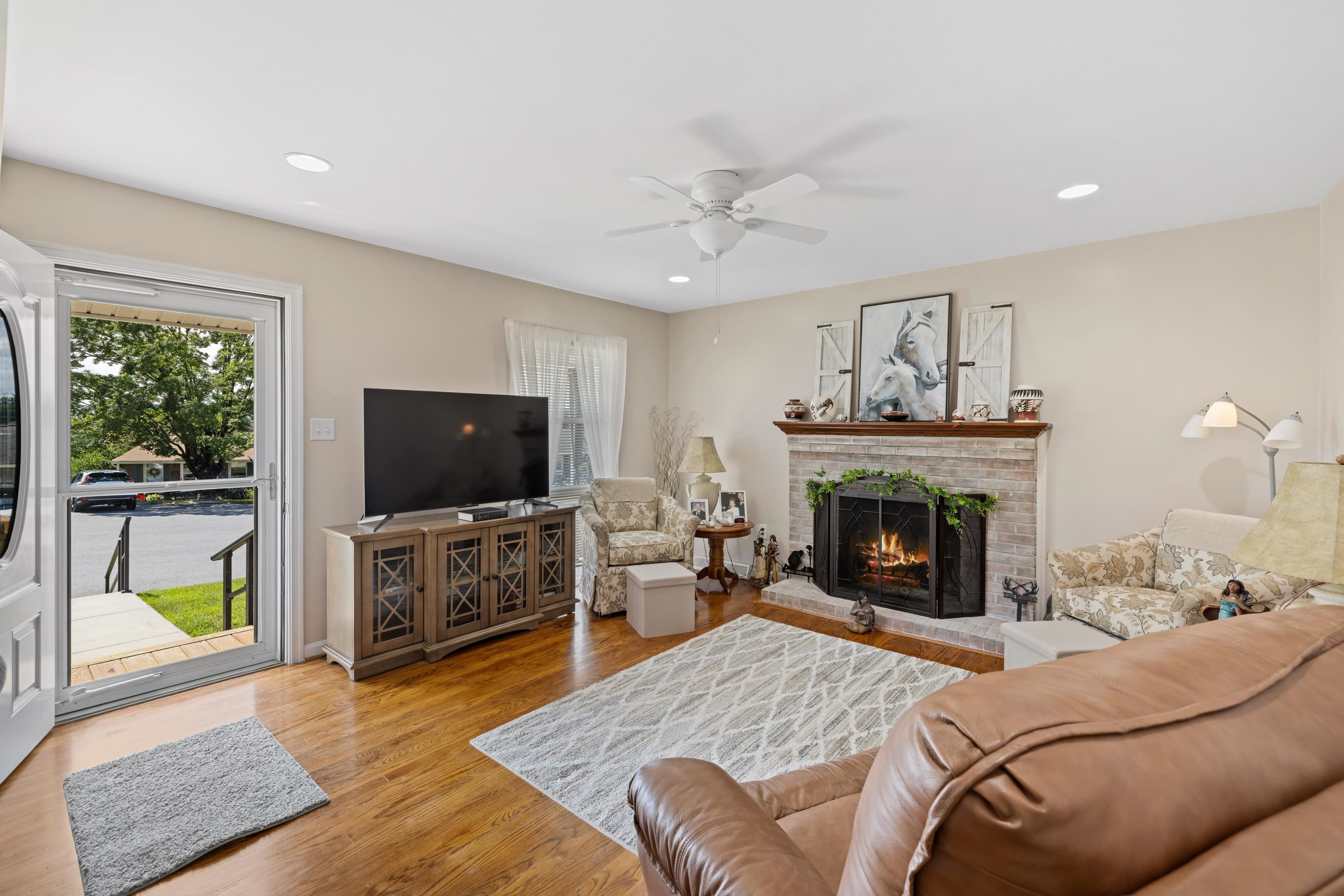 2399 HIGHVIEW CIR, STAUNTON, Virginia 24401, 2 Bedrooms Bedrooms, ,1 BathroomBathrooms,Residential,2399 HIGHVIEW CIR,666846 MLS # 666846