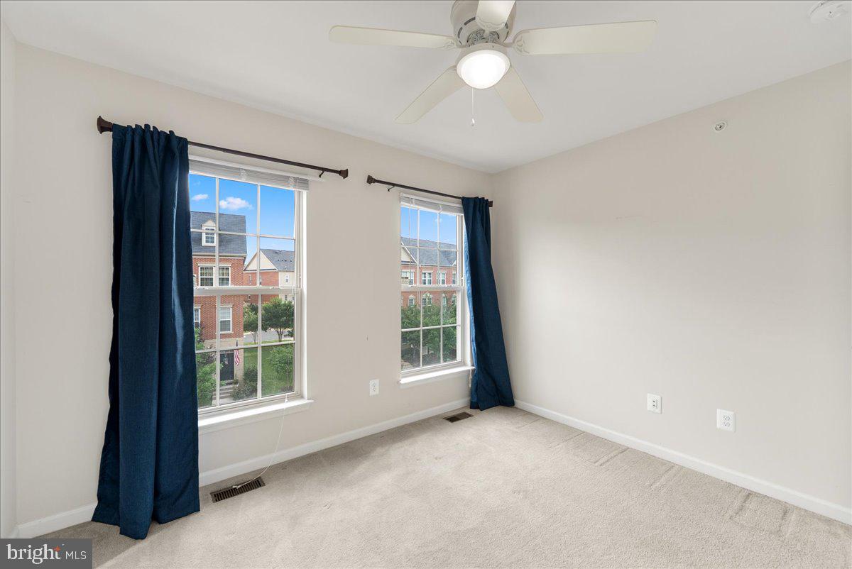 7813 CRESCENT PARK DR, GAINESVILLE, Virginia 20155, 3 Bedrooms Bedrooms, ,3 BathroomsBathrooms,Residential,For sale,7813 CRESCENT PARK DR,VAPW2098656 MLS # VAPW2098656