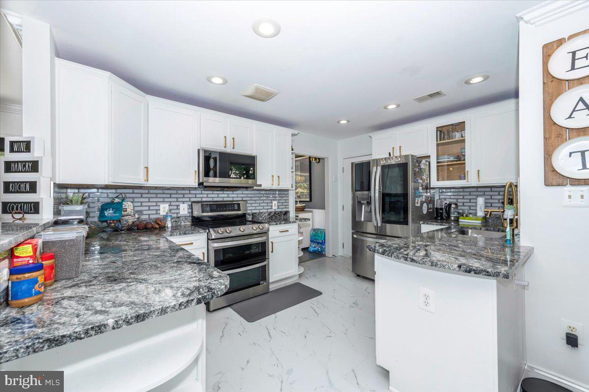 6109 COLCHESTER RD, FAIRFAX, Virginia 22030, 5 Bedrooms Bedrooms, ,4 BathroomsBathrooms,Residential,For sale,6109 COLCHESTER RD,VAFX2255222 MLS # VAFX2255222