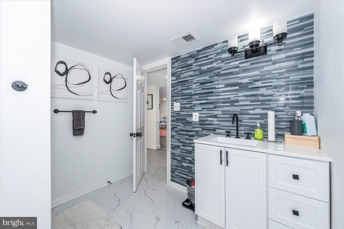 6109 COLCHESTER RD, FAIRFAX, Virginia 22030, 5 Bedrooms Bedrooms, ,4 BathroomsBathrooms,Residential,For sale,6109 COLCHESTER RD,VAFX2255222 MLS # VAFX2255222