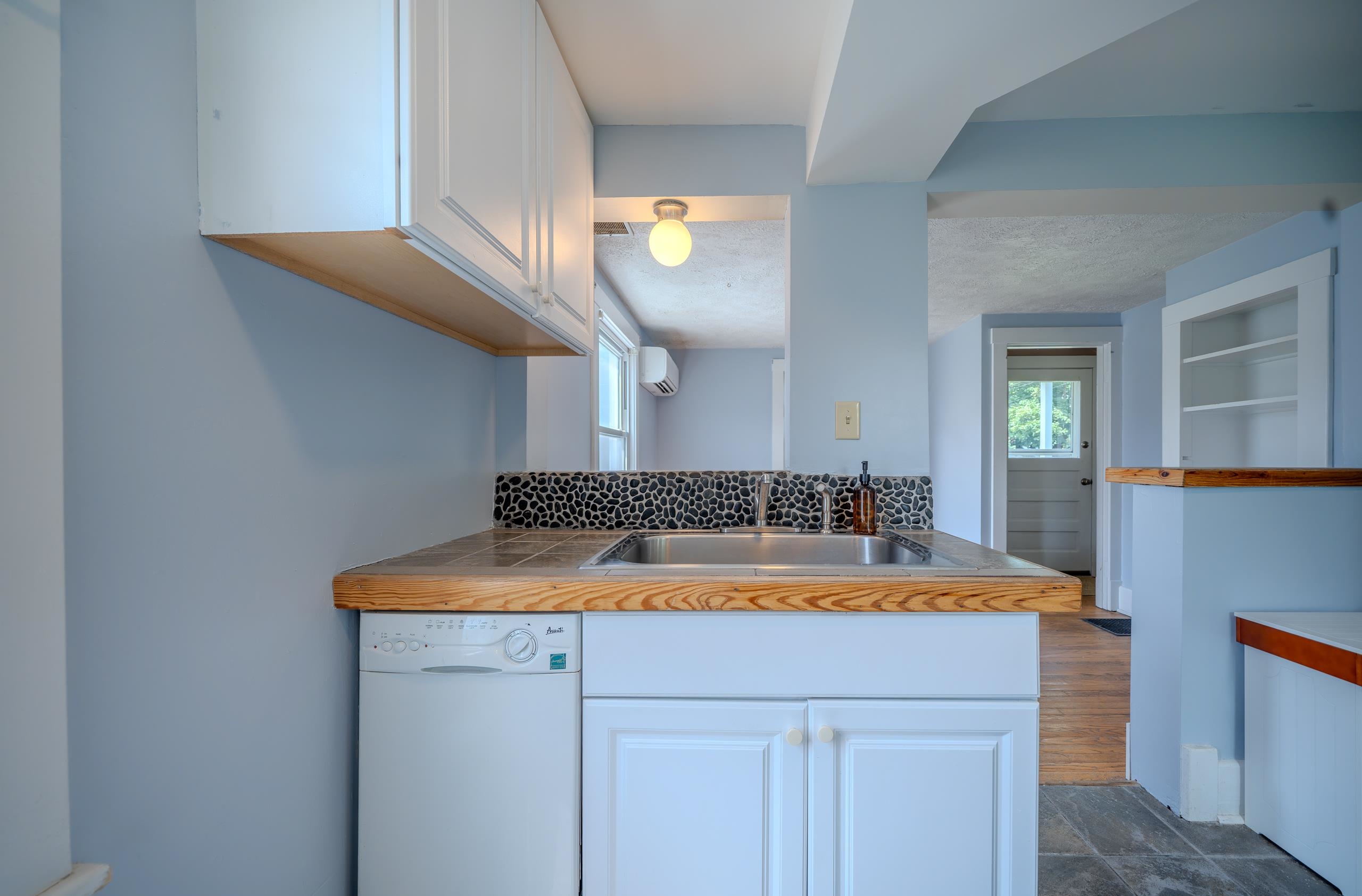 132 NEW YORK AVE, HARRISONBURG, Virginia 22801, 2 Bedrooms Bedrooms, ,1 BathroomBathrooms,Residential,132 NEW YORK AVE,666869 MLS # 666869