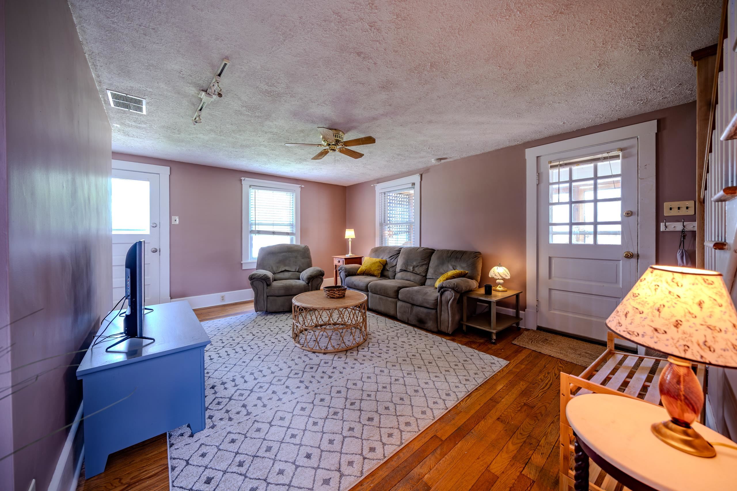 132 NEW YORK AVE, HARRISONBURG, Virginia 22801, 2 Bedrooms Bedrooms, ,1 BathroomBathrooms,Residential,132 NEW YORK AVE,666869 MLS # 666869