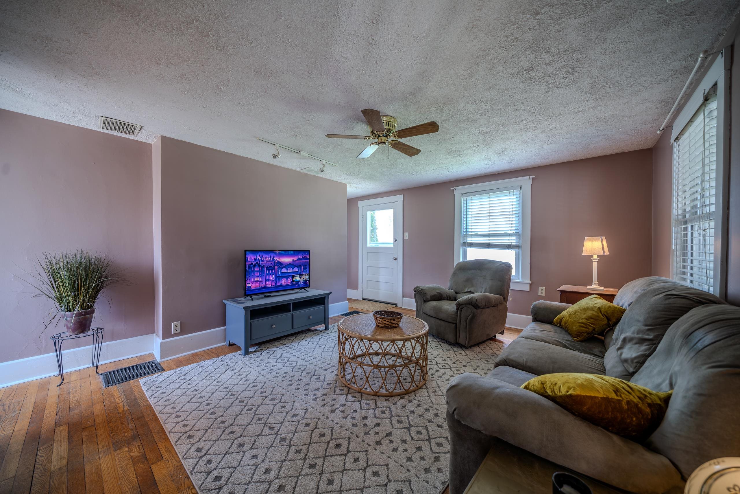 132 NEW YORK AVE, HARRISONBURG, Virginia 22801, 2 Bedrooms Bedrooms, ,1 BathroomBathrooms,Residential,132 NEW YORK AVE,666869 MLS # 666869