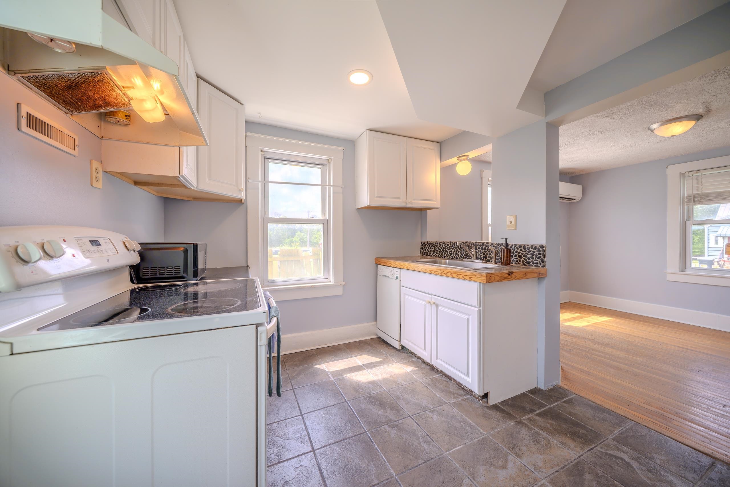 132 NEW YORK AVE, HARRISONBURG, Virginia 22801, 2 Bedrooms Bedrooms, ,1 BathroomBathrooms,Residential,132 NEW YORK AVE,666869 MLS # 666869