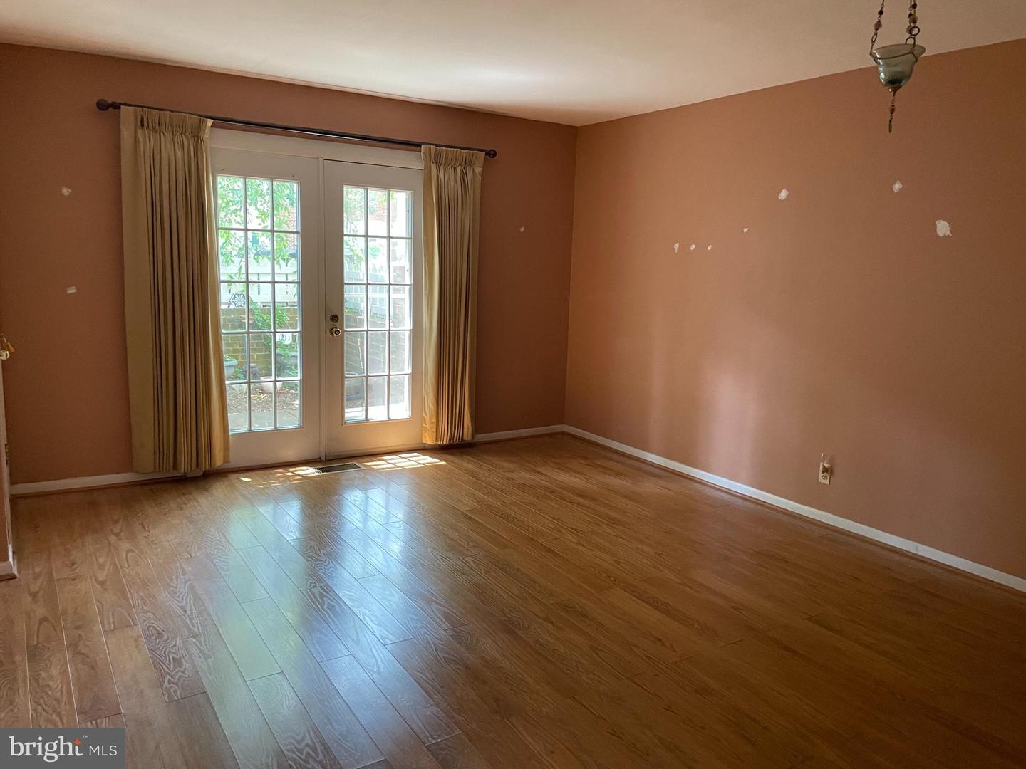 2505 S WALTER REED DR #A, ARLINGTON, Virginia 22206, 3 Bedrooms Bedrooms, 8 Rooms Rooms,2 BathroomsBathrooms,Residential,For sale,2505 S WALTER REED DR #A,VAAR2059346 MLS # VAAR2059346