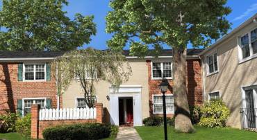 2505 S WALTER REED DR #A, ARLINGTON, Virginia 22206, 3 Bedrooms Bedrooms, 8 Rooms Rooms,2 BathroomsBathrooms,Residential,For sale,2505 S WALTER REED DR #A,VAAR2059346 MLS # VAAR2059346