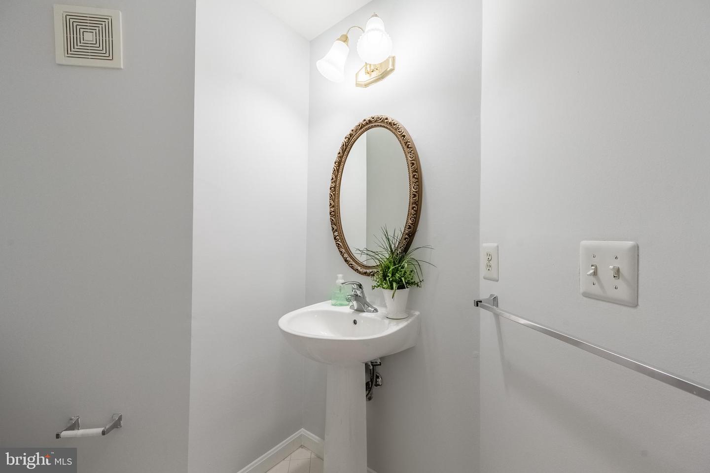5930 KIMBERLY ANNE #301, ALEXANDRIA, Virginia 22310, 2 Bedrooms Bedrooms, ,2 BathroomsBathrooms,Residential,For sale,5930 KIMBERLY ANNE #301,VAFX2222258 MLS # VAFX2222258