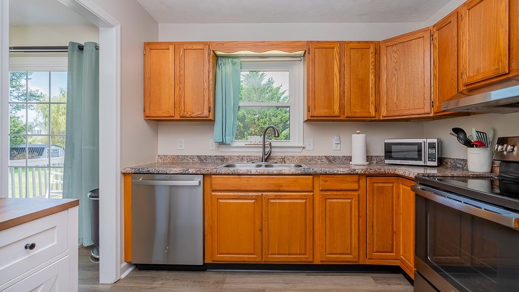 405 N RIVER RD, BRIDGEWATER, Virginia 22812, 5 Bedrooms Bedrooms, ,3 BathroomsBathrooms,Residential,405 N RIVER RD,666888 MLS # 666888