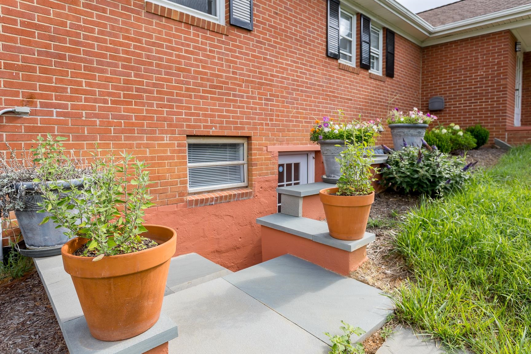 871 KENT RD, WAYNESBORO, Virginia 22980, 4 Bedrooms Bedrooms, ,2 BathroomsBathrooms,Residential,871 KENT RD,666891 MLS # 666891