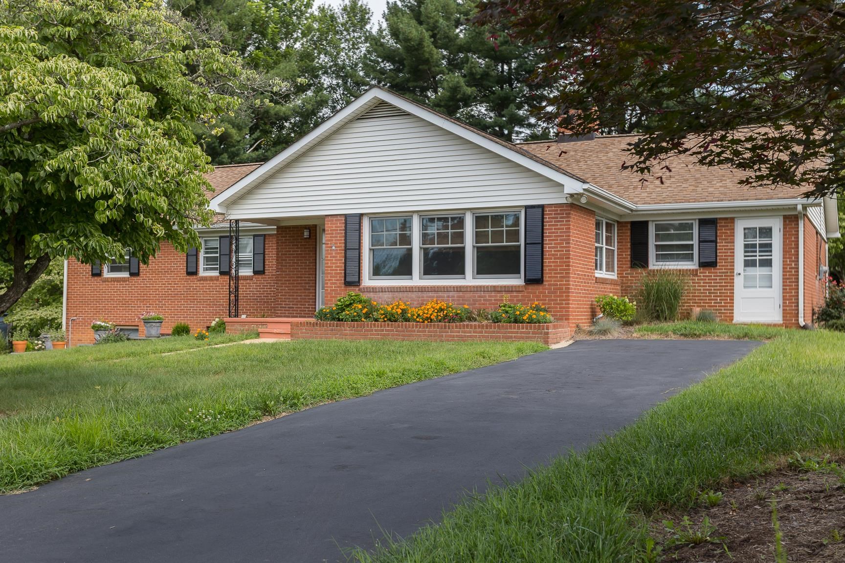 871 KENT RD, WAYNESBORO, Virginia 22980, 4 Bedrooms Bedrooms, ,2 BathroomsBathrooms,Residential,871 KENT RD,666891 MLS # 666891