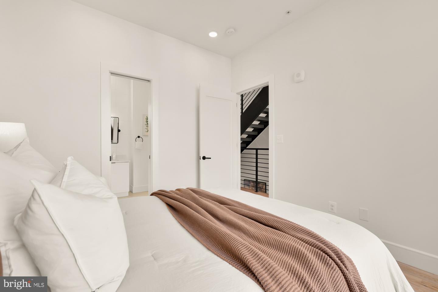 1729 T ST NW #4, WASHINGTON, District Of Columbia 20009, 3 Bedrooms Bedrooms, ,2 BathroomsBathrooms,Residential,For sale,1729 T ST NW #4,DCDC2209810 MLS # DCDC2209810