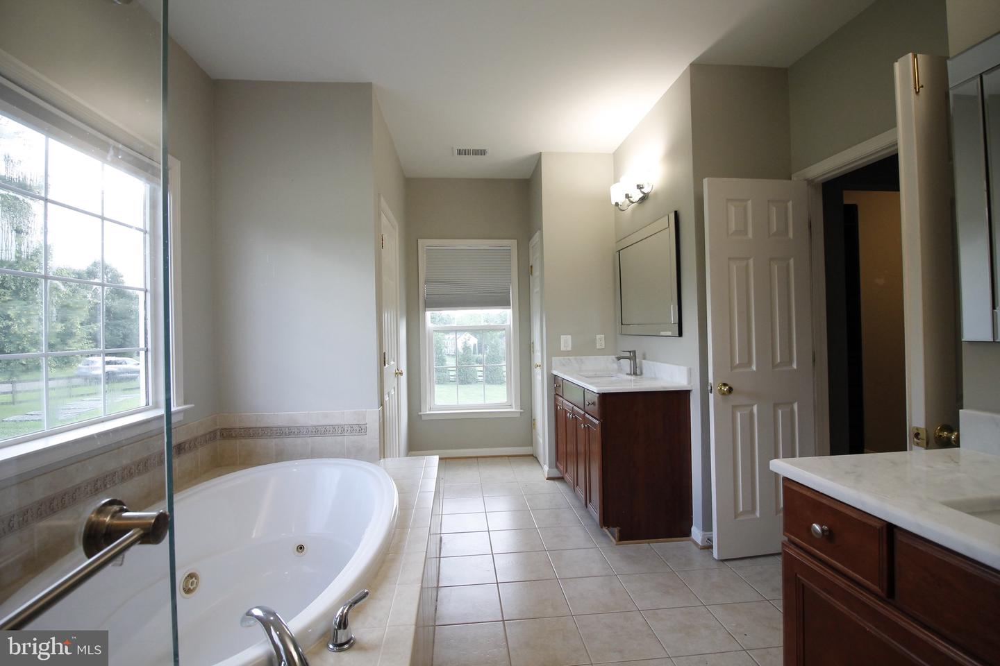 5569 JAMISONS FARM DR, WARRENTON, Virginia 20187, 6 Bedrooms Bedrooms, ,4 BathroomsBathrooms,Residential,For sale,5569 JAMISONS FARM DR,VAFQ2017420 MLS # VAFQ2017420