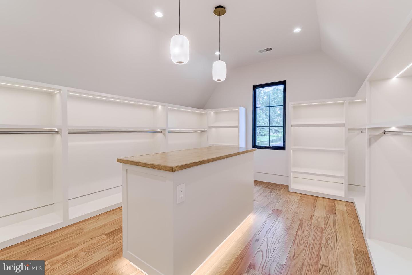8539 APONI RD, VIENNA, Virginia 22180, 6 Bedrooms Bedrooms, ,6 BathroomsBathrooms,Residential,For sale,8539 APONI RD,VAFX2255176 MLS # VAFX2255176
