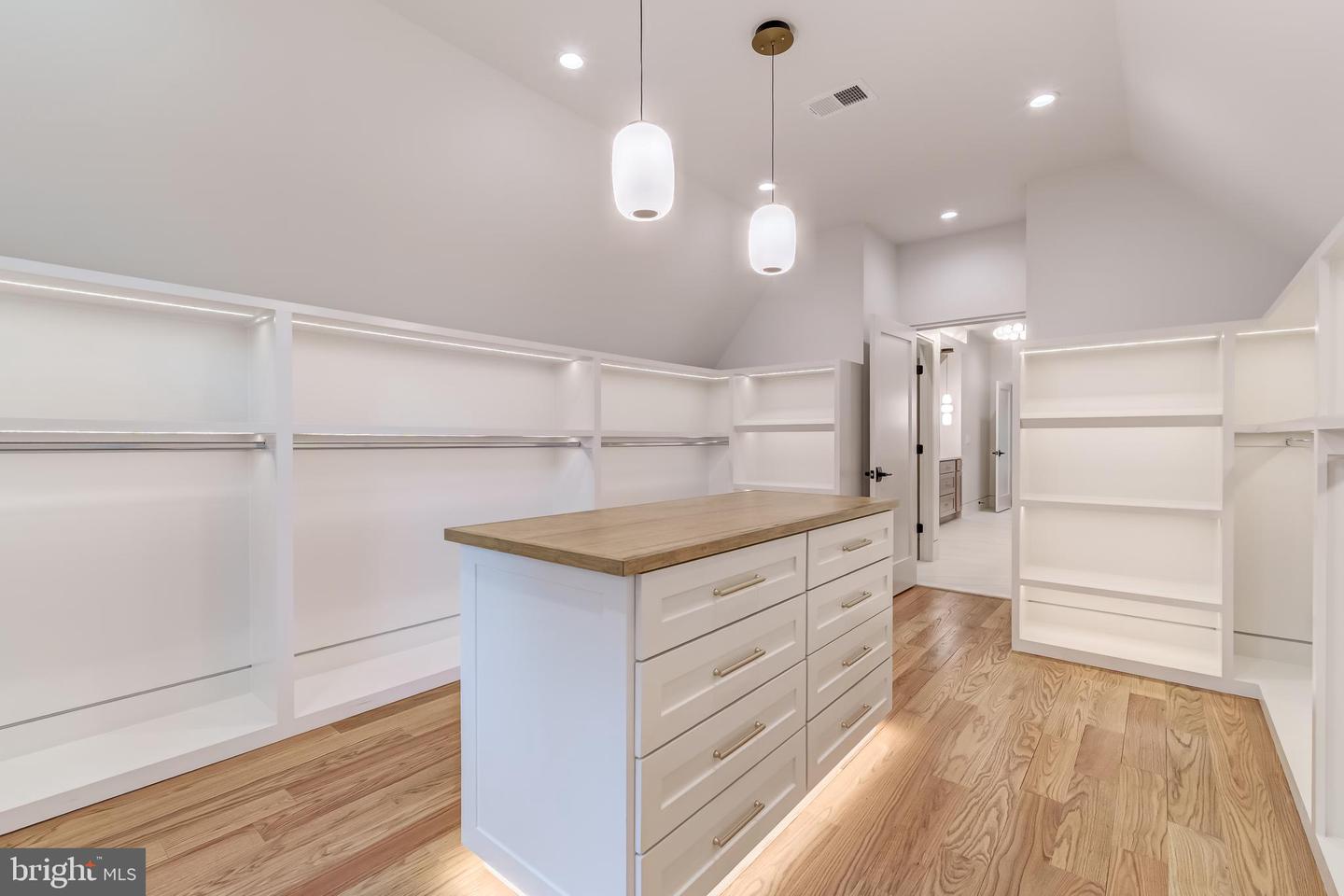 8539 APONI RD, VIENNA, Virginia 22180, 6 Bedrooms Bedrooms, ,6 BathroomsBathrooms,Residential,For sale,8539 APONI RD,VAFX2255176 MLS # VAFX2255176