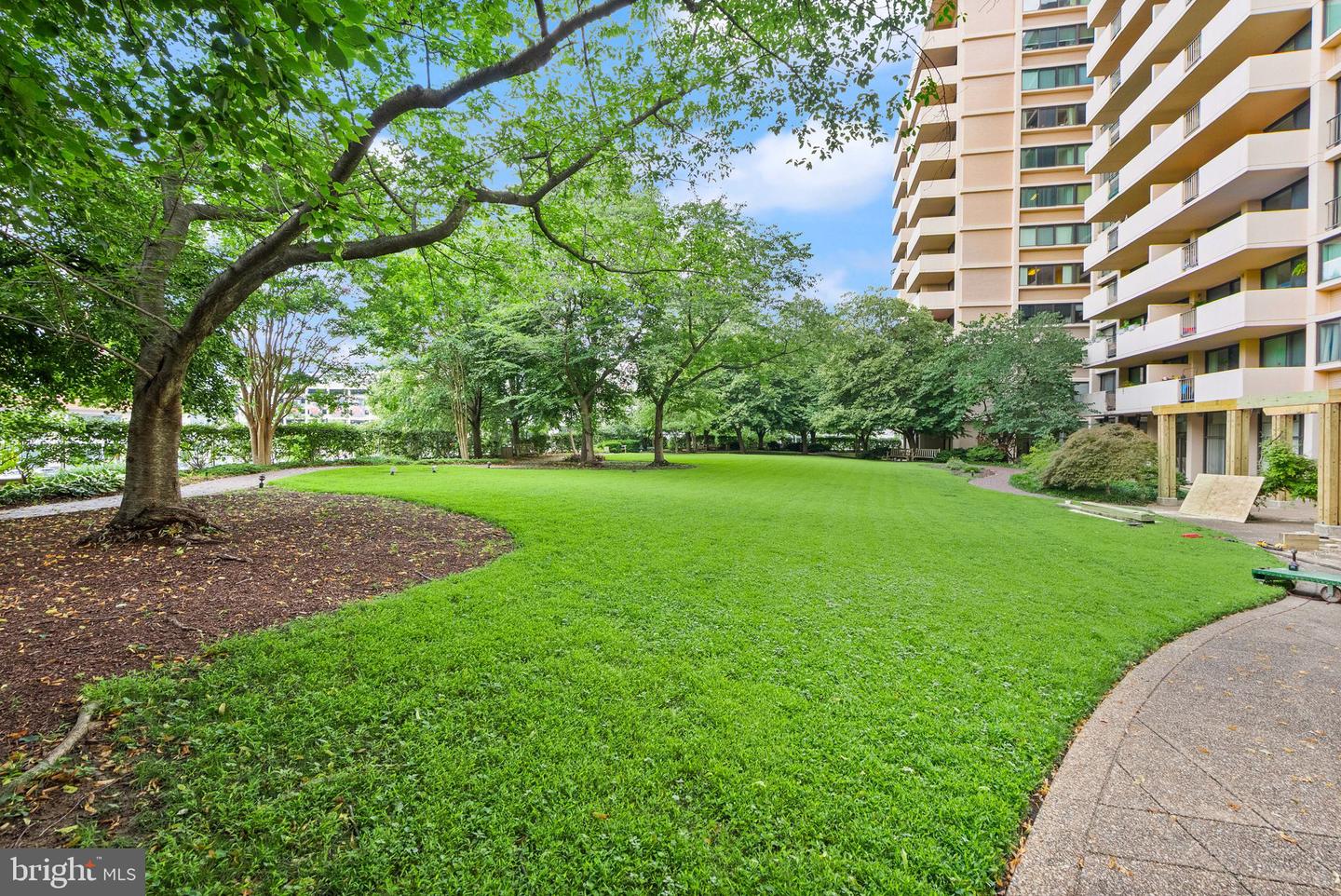 4141 N HENDERSON RD #518, ARLINGTON, Virginia 22203, 2 Bedrooms Bedrooms, ,2 BathroomsBathrooms,Residential,For sale,4141 N HENDERSON RD #518,VAAR2060874 MLS # VAAR2060874