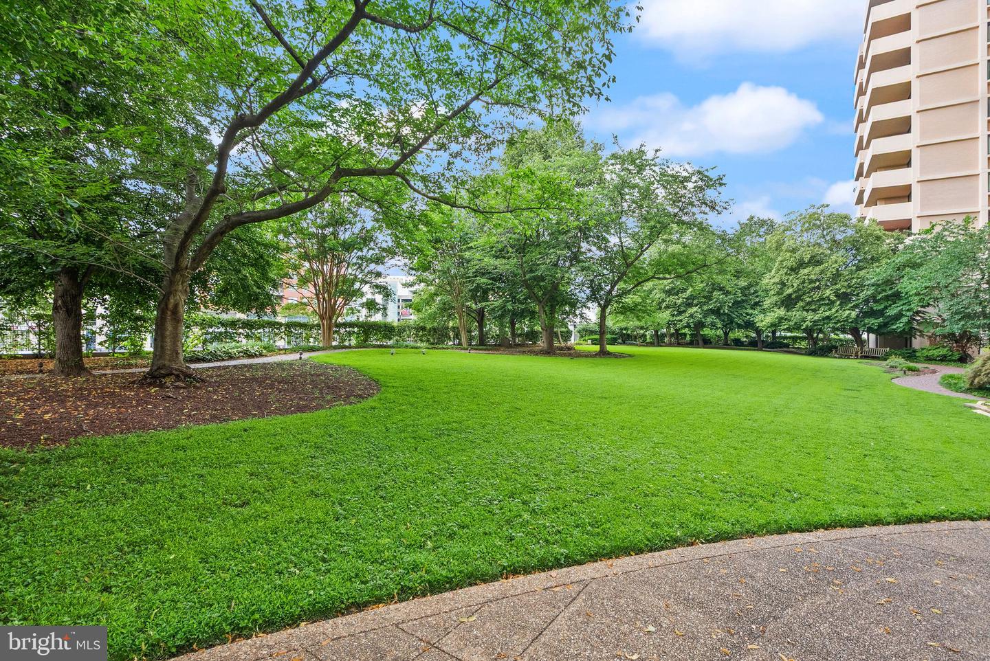 4141 N HENDERSON RD #518, ARLINGTON, Virginia 22203, 2 Bedrooms Bedrooms, ,2 BathroomsBathrooms,Residential,For sale,4141 N HENDERSON RD #518,VAAR2060874 MLS # VAAR2060874