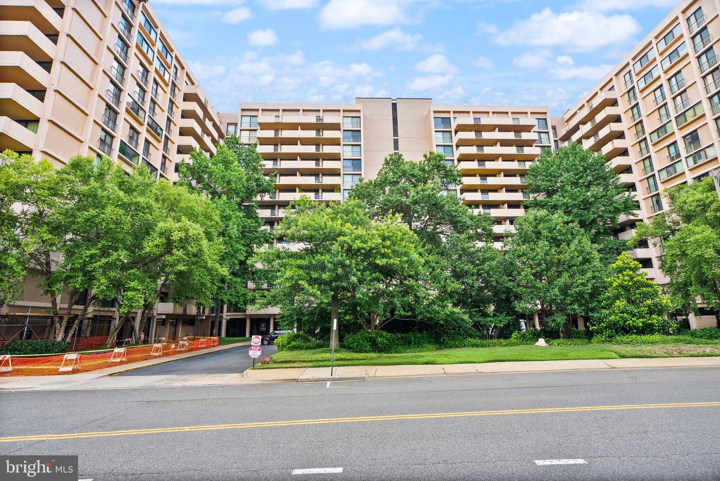4141 N HENDERSON RD #518, ARLINGTON, Virginia 22203, 2 Bedrooms Bedrooms, ,2 BathroomsBathrooms,Residential,For sale,4141 N HENDERSON RD #518,VAAR2060874 MLS # VAAR2060874