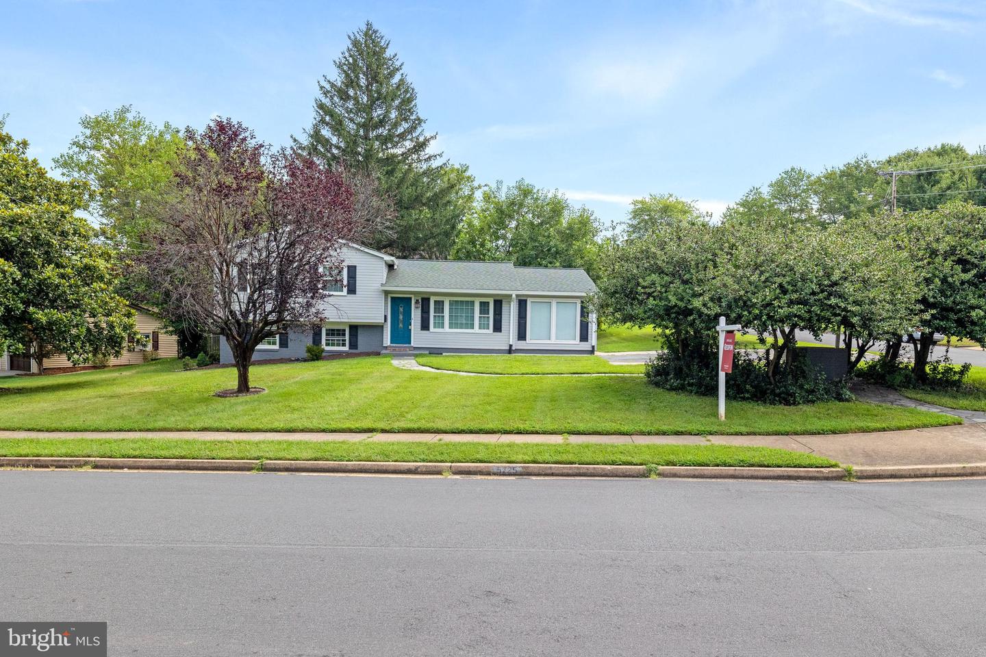 5725 HABERSHAM WAY, ALEXANDRIA, Virginia 22310, 4 Bedrooms Bedrooms, ,3 BathroomsBathrooms,Residential,For sale,5725 HABERSHAM WAY,VAFX2256296 MLS # VAFX2256296